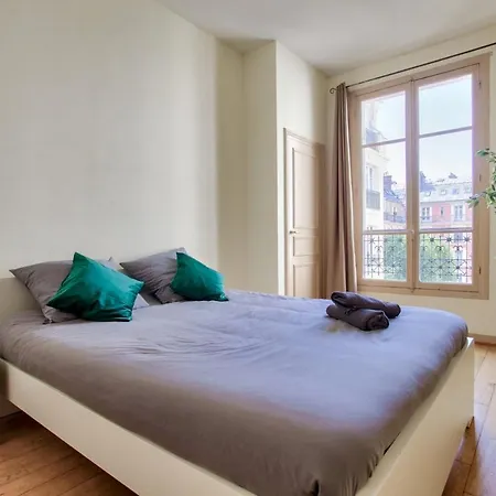 2 Bedrooms Tour Eiffel Rapp Apartman