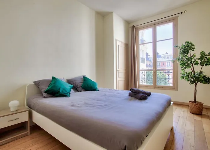 2 Bedrooms Tour Eiffel Rapp アパート